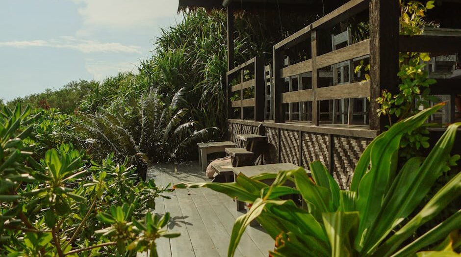 Drewno egzotyczne w konstrukcjach ogrodowych – bangkirai i iroko